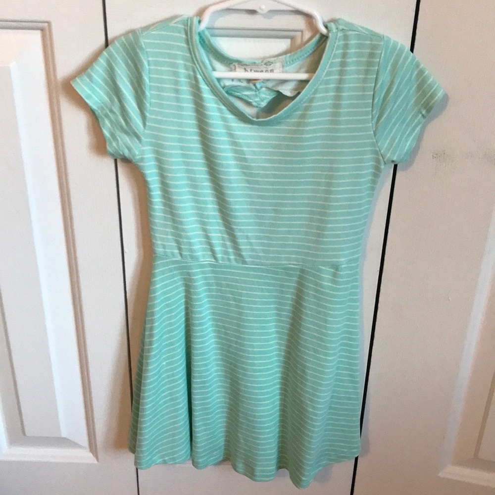 Girls short sleeve dress. Size 4. NWOT.
